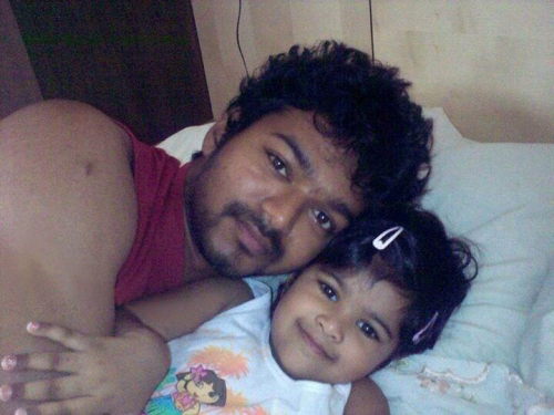 Vijay-With-His-Daughter-Images