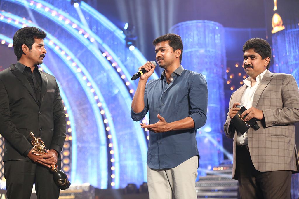 Actor Vijay at vijay TV award function 2014 photos (1)